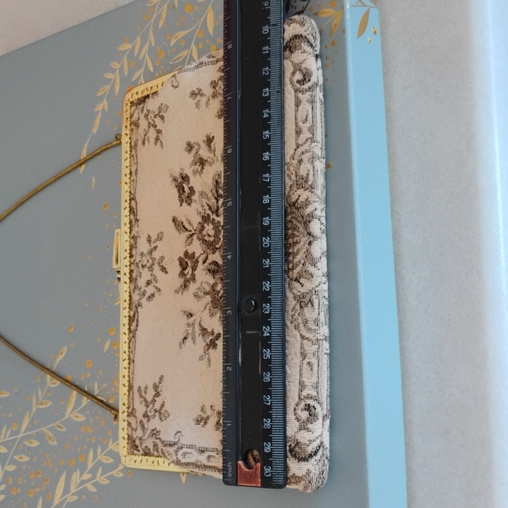 Elegant Floral Tapestry Clutch - Picture 5 of 9